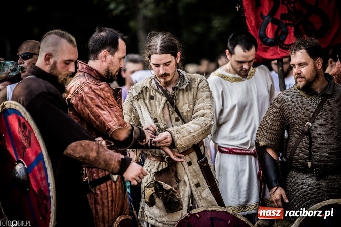 Zdjęcie w galerii na portalu naszraciborz.pl: Bitwa wojów nad Ulgą. Pierwszy dzień VIII Raciborskiego Festiwalu Średniowiecznego już za nami wiadomości z regionu