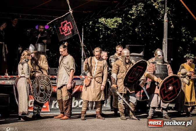 Zdjęcie w galerii na portalu naszraciborz.pl: Bitwa wojów nad Ulgą. Pierwszy dzień VIII Raciborskiego Festiwalu Średniowiecznego już za nami wiadomości z regionu