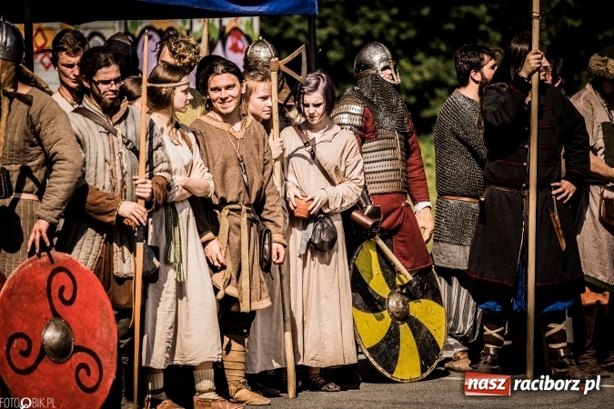 Zdjęcie w galerii na portalu naszraciborz.pl: Bitwa wojów nad Ulgą. Pierwszy dzień VIII Raciborskiego Festiwalu Średniowiecznego już za nami wiadomości z regionu