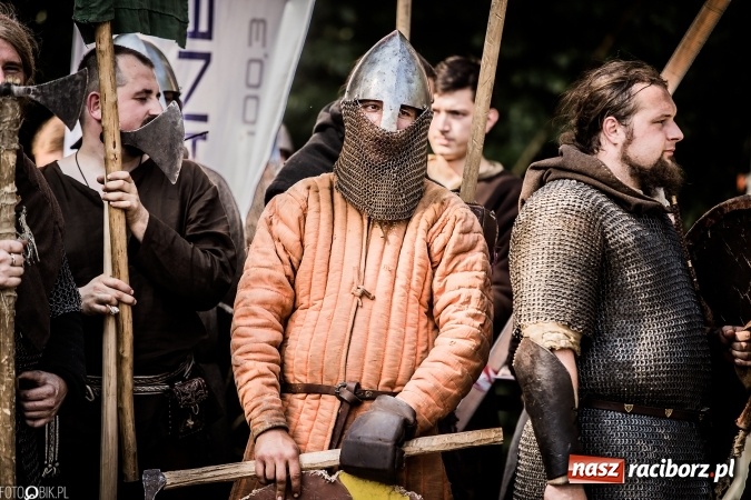 Zdjęcie w galerii na portalu naszraciborz.pl: Bitwa wojów nad Ulgą. Pierwszy dzień VIII Raciborskiego Festiwalu Średniowiecznego już za nami wiadomości z regionu