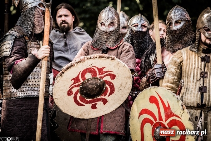 Zdjęcie w galerii na portalu naszraciborz.pl: Bitwa wojów nad Ulgą. Pierwszy dzień VIII Raciborskiego Festiwalu Średniowiecznego już za nami wiadomości z regionu