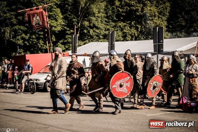 Zdjęcie w galerii na portalu naszraciborz.pl: Bitwa wojów nad Ulgą. Pierwszy dzień VIII Raciborskiego Festiwalu Średniowiecznego już za nami wiadomości z regionu