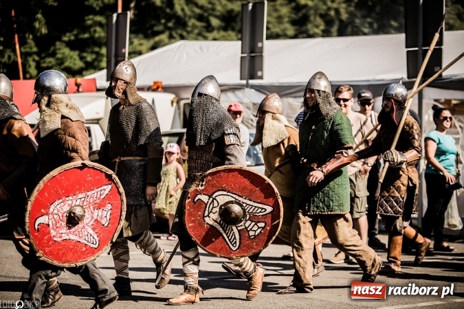 Zdjęcie w galerii na portalu naszraciborz.pl: Bitwa wojów nad Ulgą. Pierwszy dzień VIII Raciborskiego Festiwalu Średniowiecznego już za nami wiadomości z regionu