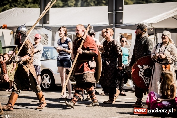 Zdjęcie w galerii na portalu naszraciborz.pl: Bitwa wojów nad Ulgą. Pierwszy dzień VIII Raciborskiego Festiwalu Średniowiecznego już za nami wiadomości z regionu