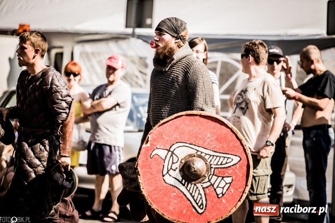 Zdjęcie w galerii na portalu naszraciborz.pl: Bitwa wojów nad Ulgą. Pierwszy dzień VIII Raciborskiego Festiwalu Średniowiecznego już za nami wiadomości z regionu