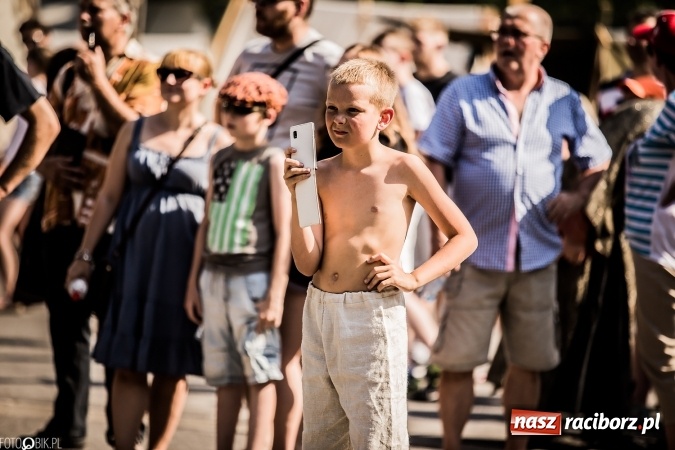 Zdjęcie w galerii na portalu naszraciborz.pl: Bitwa wojów nad Ulgą. Pierwszy dzień VIII Raciborskiego Festiwalu Średniowiecznego już za nami wiadomości z regionu