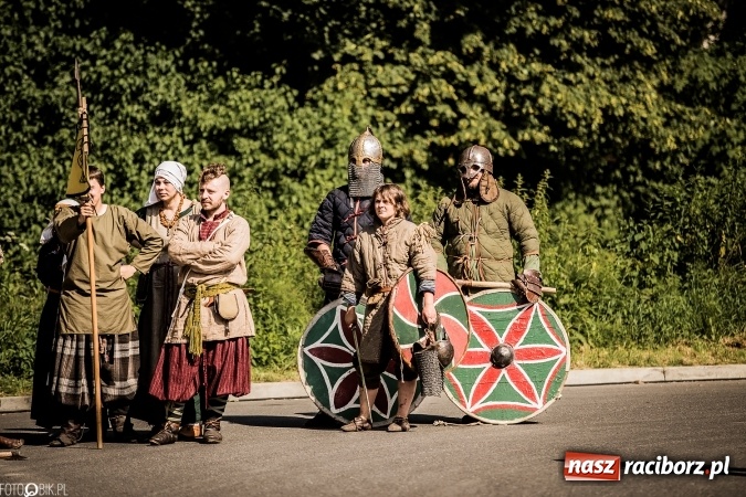Zdjęcie w galerii na portalu naszraciborz.pl: Bitwa wojów nad Ulgą. Pierwszy dzień VIII Raciborskiego Festiwalu Średniowiecznego już za nami wiadomości z regionu