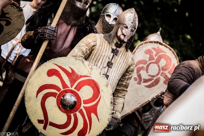 Zdjęcie w galerii na portalu naszraciborz.pl: Bitwa wojów nad Ulgą. Pierwszy dzień VIII Raciborskiego Festiwalu Średniowiecznego już za nami wiadomości z regionu