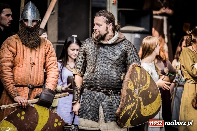 Zdjęcie w galerii na portalu naszraciborz.pl: Bitwa wojów nad Ulgą. Pierwszy dzień VIII Raciborskiego Festiwalu Średniowiecznego już za nami wiadomości z regionu