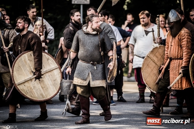 Zdjęcie w galerii na portalu naszraciborz.pl: Bitwa wojów nad Ulgą. Pierwszy dzień VIII Raciborskiego Festiwalu Średniowiecznego już za nami wiadomości z regionu