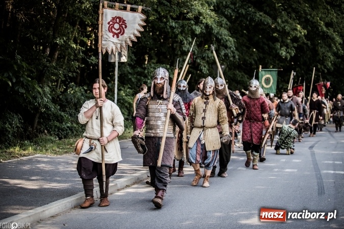 Zdjęcie w galerii na portalu naszraciborz.pl: Bitwa wojów nad Ulgą. Pierwszy dzień VIII Raciborskiego Festiwalu Średniowiecznego już za nami wiadomości z regionu