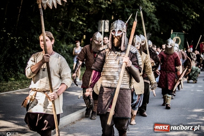 Zdjęcie w galerii na portalu naszraciborz.pl: Bitwa wojów nad Ulgą. Pierwszy dzień VIII Raciborskiego Festiwalu Średniowiecznego już za nami wiadomości z regionu