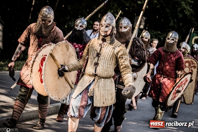 Zdjęcie w galerii na portalu naszraciborz.pl: Bitwa wojów nad Ulgą. Pierwszy dzień VIII Raciborskiego Festiwalu Średniowiecznego już za nami wiadomości z regionu