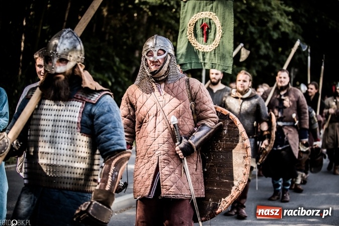 Zdjęcie w galerii na portalu naszraciborz.pl: Bitwa wojów nad Ulgą. Pierwszy dzień VIII Raciborskiego Festiwalu Średniowiecznego już za nami wiadomości z regionu