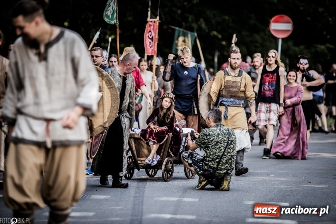 Zdjęcie w galerii na portalu naszraciborz.pl: Bitwa wojów nad Ulgą. Pierwszy dzień VIII Raciborskiego Festiwalu Średniowiecznego już za nami wiadomości z regionu