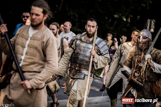 Zdjęcie w galerii na portalu naszraciborz.pl: Bitwa wojów nad Ulgą. Pierwszy dzień VIII Raciborskiego Festiwalu Średniowiecznego już za nami wiadomości z regionu