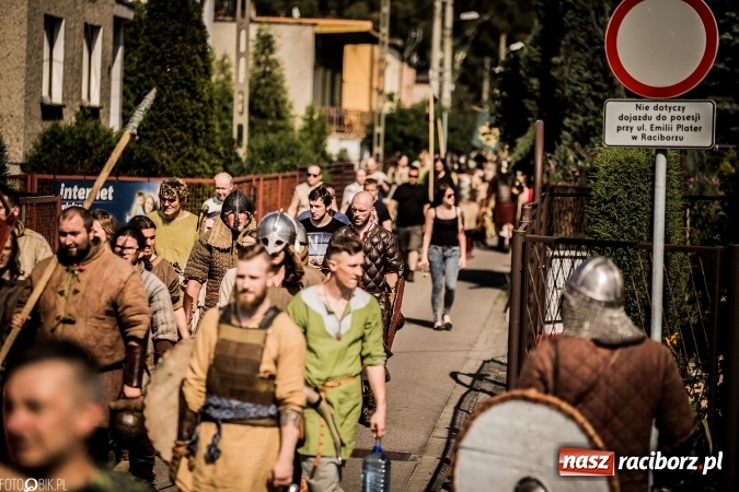 Zdjęcie w galerii na portalu naszraciborz.pl: Bitwa wojów nad Ulgą. Pierwszy dzień VIII Raciborskiego Festiwalu Średniowiecznego już za nami wiadomości z regionu