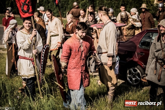 Zdjęcie w galerii na portalu naszraciborz.pl: Bitwa wojów nad Ulgą. Pierwszy dzień VIII Raciborskiego Festiwalu Średniowiecznego już za nami wiadomości z regionu