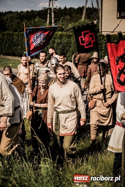 Zdjęcie w galerii na portalu naszraciborz.pl: Bitwa wojów nad Ulgą. Pierwszy dzień VIII Raciborskiego Festiwalu Średniowiecznego już za nami wiadomości z regionu