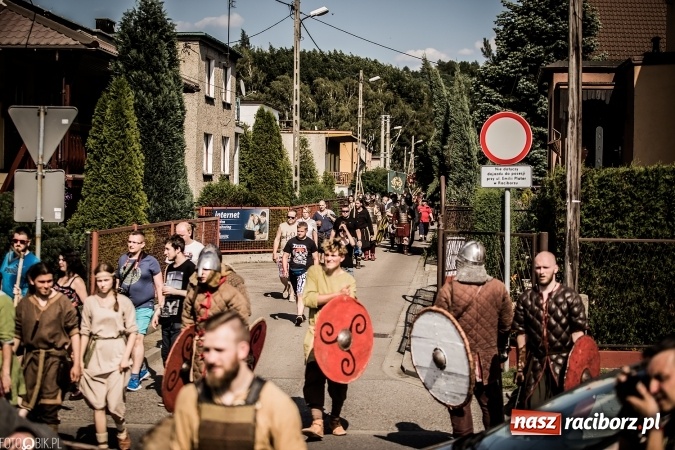 Zdjęcie w galerii na portalu naszraciborz.pl: Bitwa wojów nad Ulgą. Pierwszy dzień VIII Raciborskiego Festiwalu Średniowiecznego już za nami wiadomości z regionu