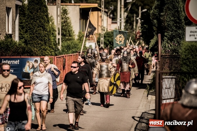 Zdjęcie w galerii na portalu naszraciborz.pl: Bitwa wojów nad Ulgą. Pierwszy dzień VIII Raciborskiego Festiwalu Średniowiecznego już za nami wiadomości z regionu