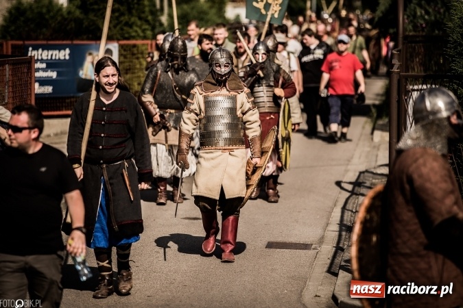 Zdjęcie w galerii na portalu naszraciborz.pl: Bitwa wojów nad Ulgą. Pierwszy dzień VIII Raciborskiego Festiwalu Średniowiecznego już za nami wiadomości z regionu