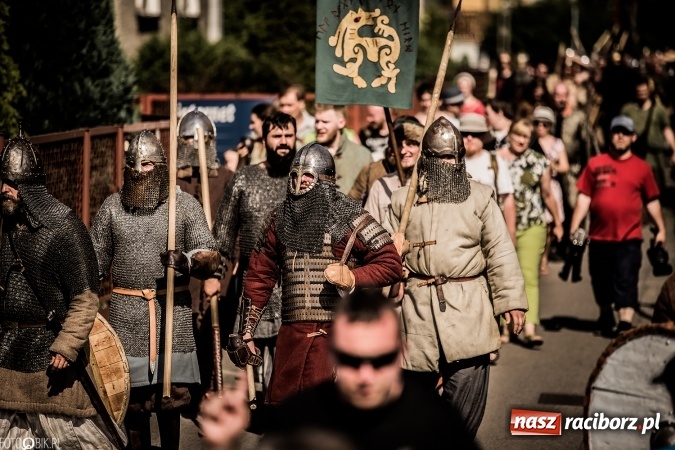 Zdjęcie w galerii na portalu naszraciborz.pl: Bitwa wojów nad Ulgą. Pierwszy dzień VIII Raciborskiego Festiwalu Średniowiecznego już za nami wiadomości z regionu
