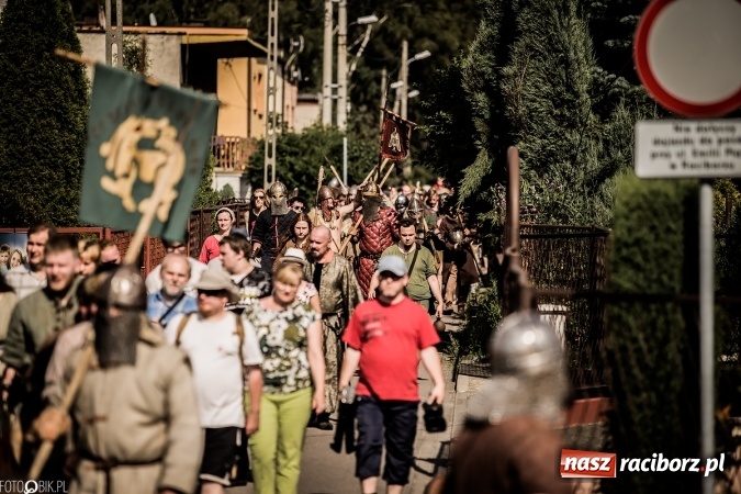 Zdjęcie w galerii na portalu naszraciborz.pl: Bitwa wojów nad Ulgą. Pierwszy dzień VIII Raciborskiego Festiwalu Średniowiecznego już za nami wiadomości z regionu