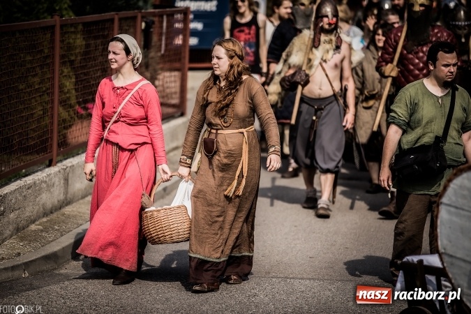 Zdjęcie w galerii na portalu naszraciborz.pl: Bitwa wojów nad Ulgą. Pierwszy dzień VIII Raciborskiego Festiwalu Średniowiecznego już za nami wiadomości z regionu