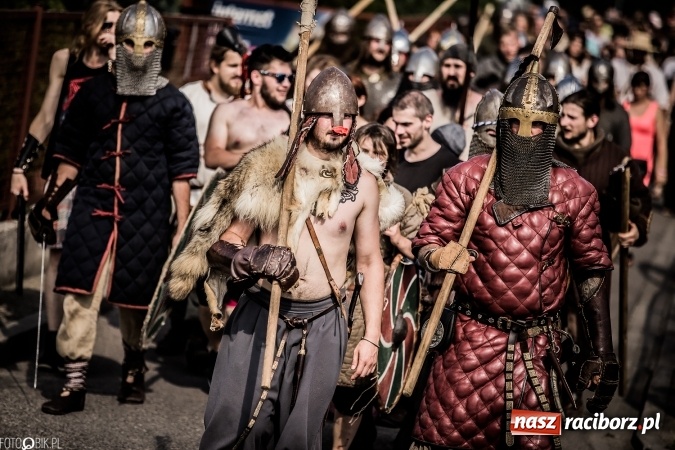 Zdjęcie w galerii na portalu naszraciborz.pl: Bitwa wojów nad Ulgą. Pierwszy dzień VIII Raciborskiego Festiwalu Średniowiecznego już za nami wiadomości z regionu