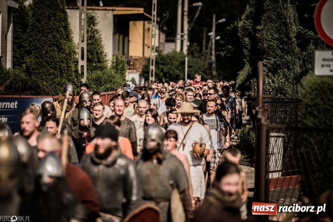 Zdjęcie w galerii na portalu naszraciborz.pl: Bitwa wojów nad Ulgą. Pierwszy dzień VIII Raciborskiego Festiwalu Średniowiecznego już za nami wiadomości z regionu