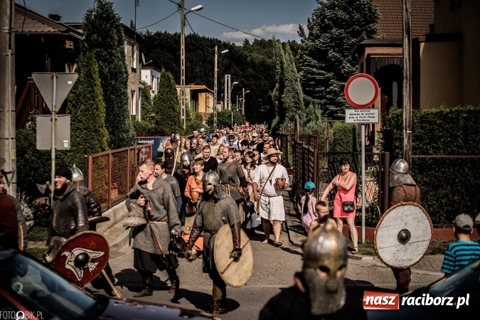 Zdjęcie w galerii na portalu naszraciborz.pl: Bitwa wojów nad Ulgą. Pierwszy dzień VIII Raciborskiego Festiwalu Średniowiecznego już za nami wiadomości z regionu