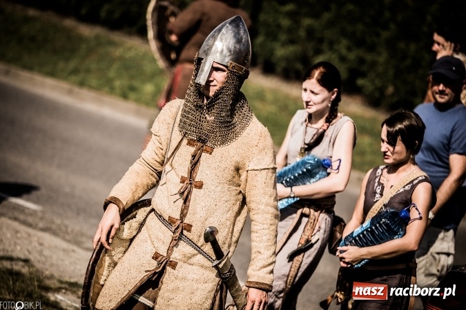 Zdjęcie w galerii na portalu naszraciborz.pl: Bitwa wojów nad Ulgą. Pierwszy dzień VIII Raciborskiego Festiwalu Średniowiecznego już za nami wiadomości z regionu