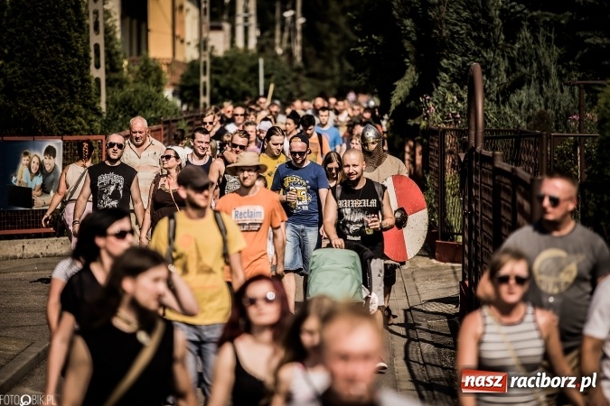 Zdjęcie w galerii na portalu naszraciborz.pl: Bitwa wojów nad Ulgą. Pierwszy dzień VIII Raciborskiego Festiwalu Średniowiecznego już za nami wiadomości z regionu