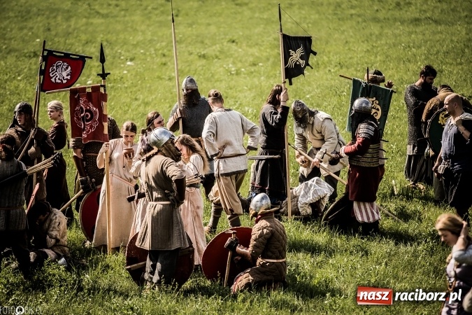 Zdjęcie w galerii na portalu naszraciborz.pl: Bitwa wojów nad Ulgą. Pierwszy dzień VIII Raciborskiego Festiwalu Średniowiecznego już za nami wiadomości z regionu