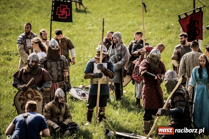 Zdjęcie w galerii na portalu naszraciborz.pl: Bitwa wojów nad Ulgą. Pierwszy dzień VIII Raciborskiego Festiwalu Średniowiecznego już za nami wiadomości z regionu