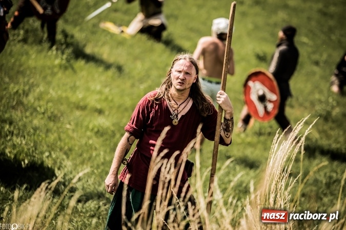 Zdjęcie w galerii na portalu naszraciborz.pl: Bitwa wojów nad Ulgą. Pierwszy dzień VIII Raciborskiego Festiwalu Średniowiecznego już za nami wiadomości z regionu