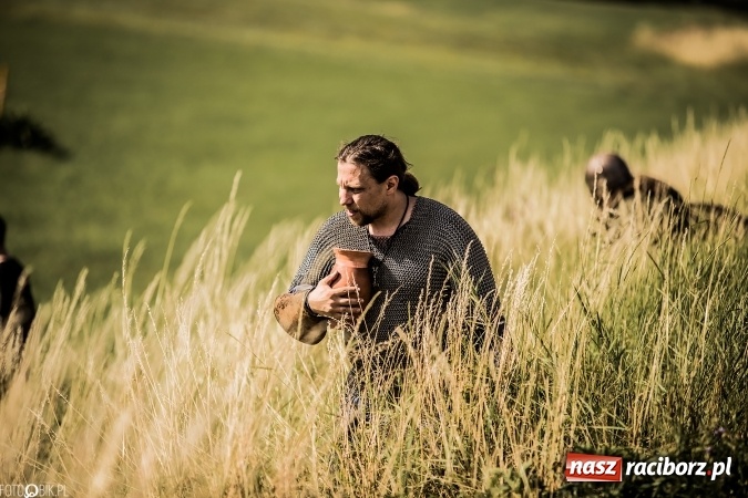 Zdjęcie w galerii na portalu naszraciborz.pl: Bitwa wojów nad Ulgą. Pierwszy dzień VIII Raciborskiego Festiwalu Średniowiecznego już za nami wiadomości z regionu