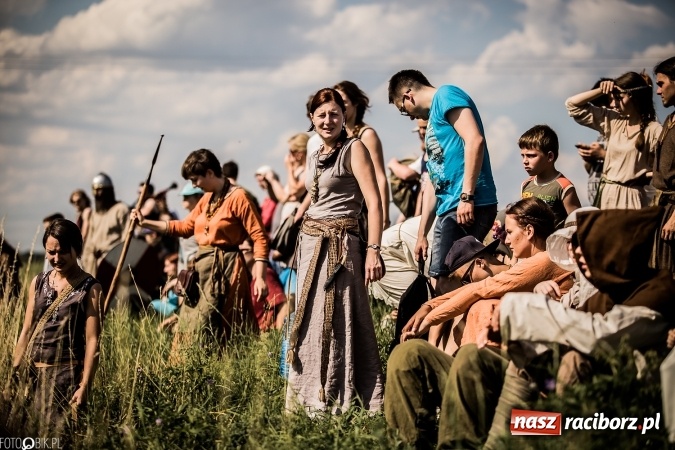 Zdjęcie w galerii na portalu naszraciborz.pl: Bitwa wojów nad Ulgą. Pierwszy dzień VIII Raciborskiego Festiwalu Średniowiecznego już za nami wiadomości z regionu