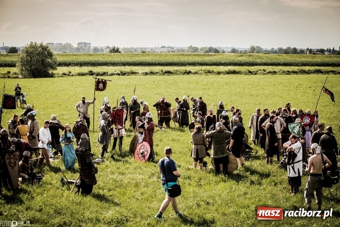 Zdjęcie w galerii na portalu naszraciborz.pl: Bitwa wojów nad Ulgą. Pierwszy dzień VIII Raciborskiego Festiwalu Średniowiecznego już za nami wiadomości z regionu