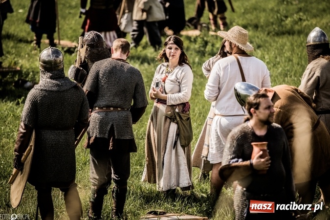 Zdjęcie w galerii na portalu naszraciborz.pl: Bitwa wojów nad Ulgą. Pierwszy dzień VIII Raciborskiego Festiwalu Średniowiecznego już za nami wiadomości z regionu
