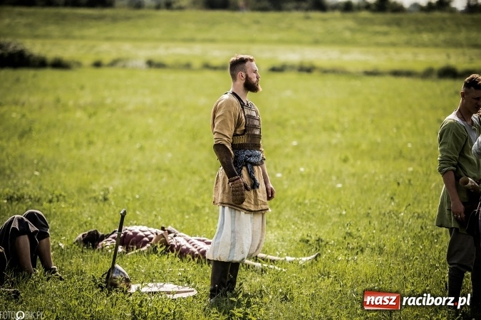 Zdjęcie w galerii na portalu naszraciborz.pl: Bitwa wojów nad Ulgą. Pierwszy dzień VIII Raciborskiego Festiwalu Średniowiecznego już za nami wiadomości z regionu