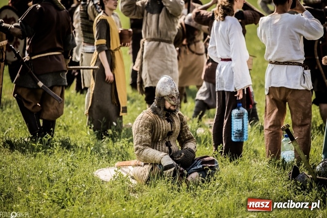 Zdjęcie w galerii na portalu naszraciborz.pl: Bitwa wojów nad Ulgą. Pierwszy dzień VIII Raciborskiego Festiwalu Średniowiecznego już za nami wiadomości z regionu
