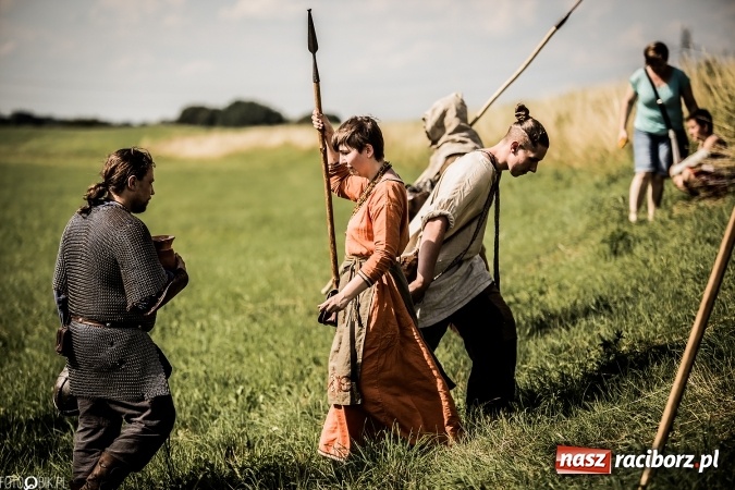 Zdjęcie w galerii na portalu naszraciborz.pl: Bitwa wojów nad Ulgą. Pierwszy dzień VIII Raciborskiego Festiwalu Średniowiecznego już za nami wiadomości z regionu