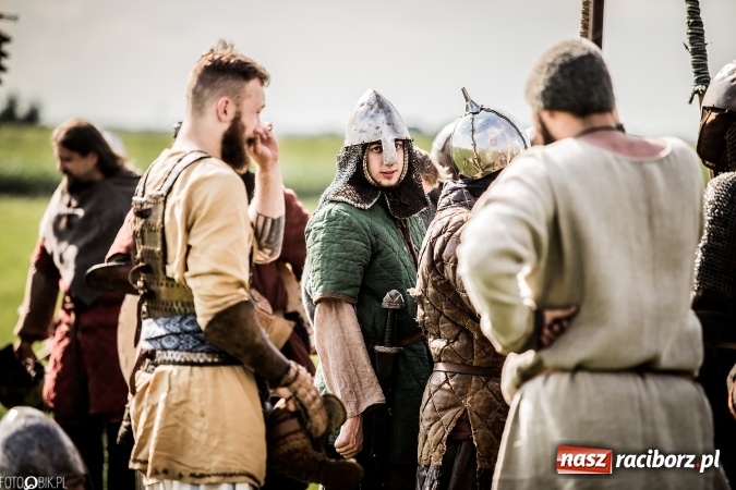 Zdjęcie w galerii na portalu naszraciborz.pl: Bitwa wojów nad Ulgą. Pierwszy dzień VIII Raciborskiego Festiwalu Średniowiecznego już za nami wiadomości z regionu
