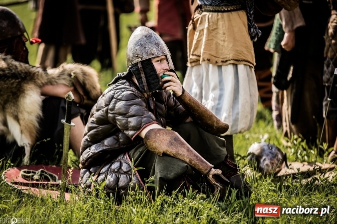 Zdjęcie w galerii na portalu naszraciborz.pl: Bitwa wojów nad Ulgą. Pierwszy dzień VIII Raciborskiego Festiwalu Średniowiecznego już za nami wiadomości z regionu