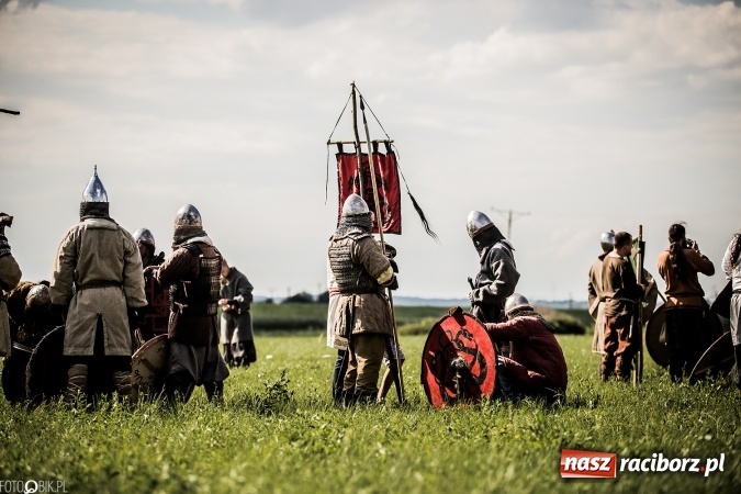 Zdjęcie w galerii na portalu naszraciborz.pl: Bitwa wojów nad Ulgą. Pierwszy dzień VIII Raciborskiego Festiwalu Średniowiecznego już za nami wiadomości z regionu
