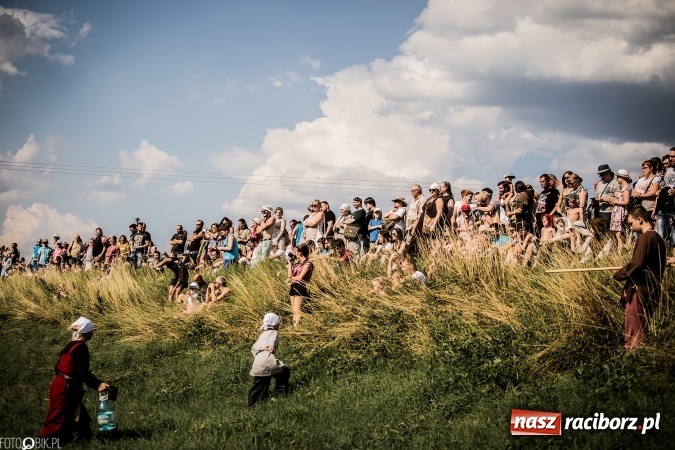 Zdjęcie w galerii na portalu naszraciborz.pl: Bitwa wojów nad Ulgą. Pierwszy dzień VIII Raciborskiego Festiwalu Średniowiecznego już za nami wiadomości z regionu