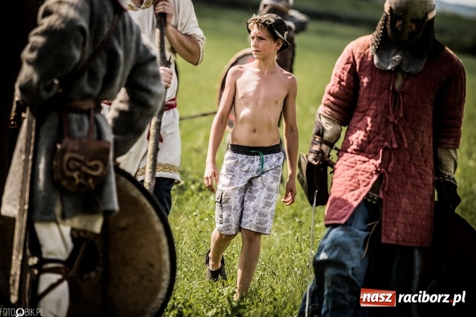 Zdjęcie w galerii na portalu naszraciborz.pl: Bitwa wojów nad Ulgą. Pierwszy dzień VIII Raciborskiego Festiwalu Średniowiecznego już za nami wiadomości z regionu