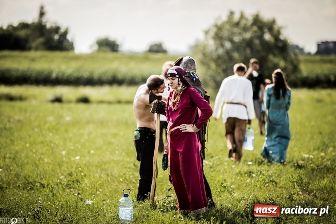 Zdjęcie w galerii na portalu naszraciborz.pl: Bitwa wojów nad Ulgą. Pierwszy dzień VIII Raciborskiego Festiwalu Średniowiecznego już za nami wiadomości z regionu